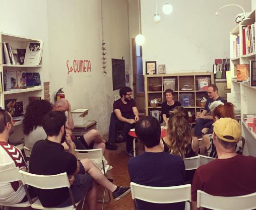 Los artistas Iratxe Jaio y Klaas van Gorkum presentan el libro “400m” en la Llibreria La Canibal de Barcelona.